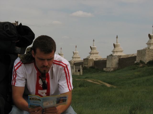 Zdjęcia: Karakorum, Autor z murami świątynnymi w tle, MONGOLIA Zdjęcia: Karakorum, Autor z murami świątynnymi w tle, MONGOLIA
