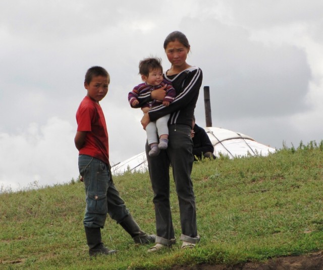 Zdj cia: Kerulen, Ajmak Chentejski, Mieszkacy zaciekawieni pyncymi kajakmi, MONGOLIA