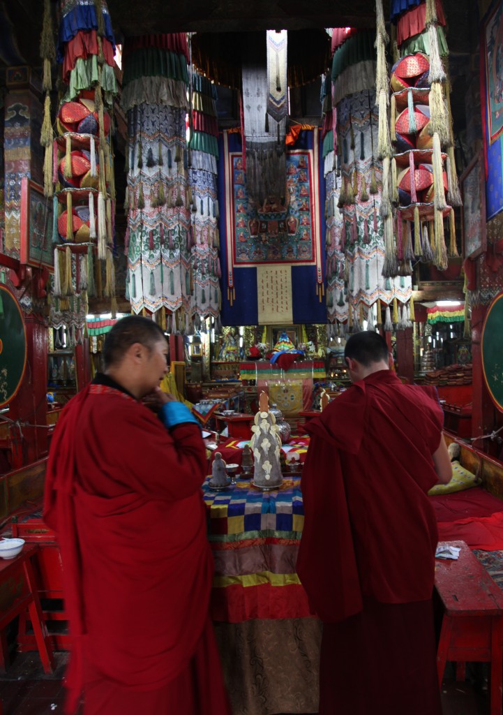 Zdjęcia: Klasztor Gandan, Ułan Bator, W świątyni, MONGOLIA Zdjęcia: Klasztor Gandan, Ułan Bator, W świątyni, MONGOLIA