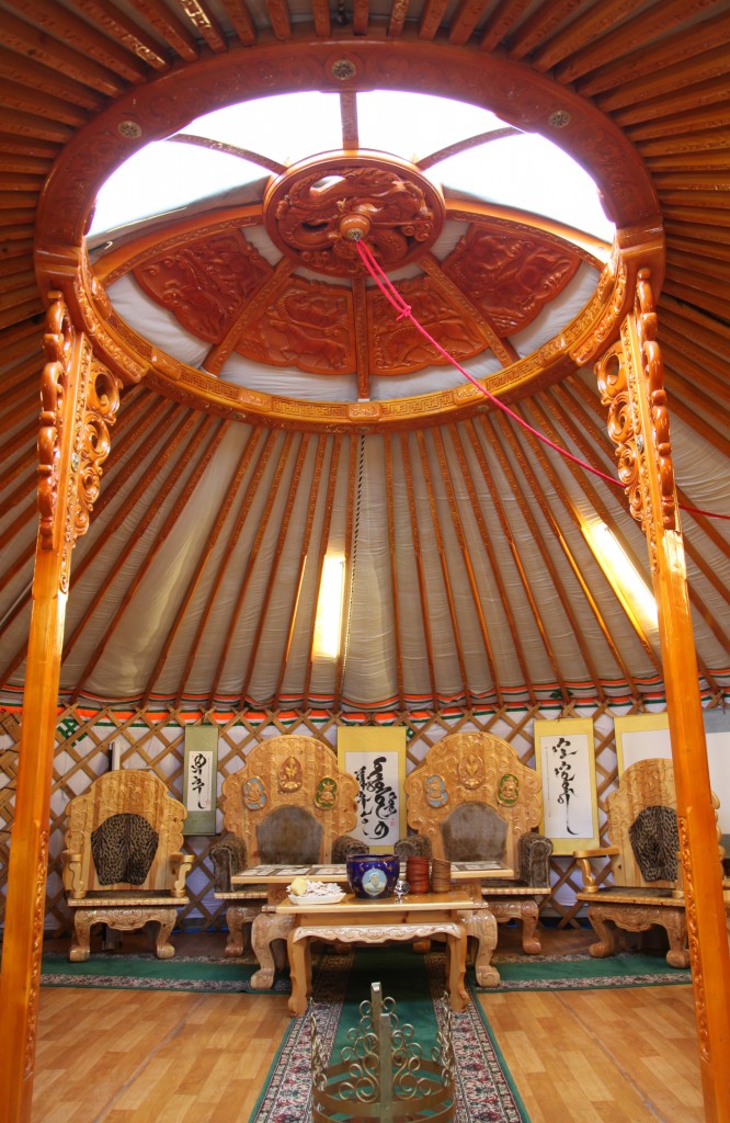 Zdjęcia: U stóp wzgórza Dzajsan., Ułan Bator, Jurta reprezentacyjna, MONGOLIA Zdjęcia: U stóp wzgórza Dzajsan., Ułan Bator, Jurta reprezentacyjna, MONGOLIA