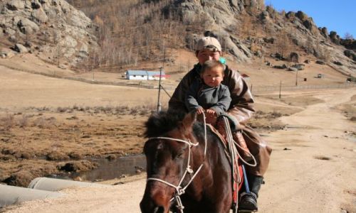 Zdjecie MONGOLIA / - / Terelj National Park / ojciec z synem