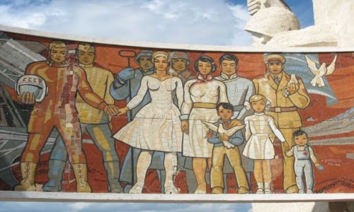 Zdjecie MONGOLIA / - / Okolice Ulan Bator / Socrealistyczna mozika w miejscu pamici