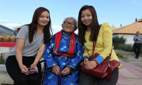 Zdjcie MONGOLIA / Uan Bator / Klasztor Gandan / Babcia i wnuczki