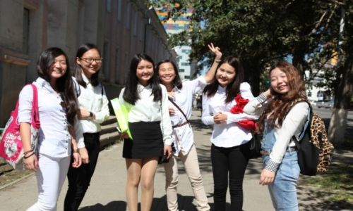 Zdjęcie MONGOLIA / Ułan Bator / Ulica uniwersytecka / Pierwszy dzwonek