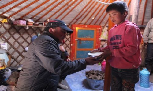 Zdjęcie MONGOLIA / Dalanzadgad /  Gurvan Saikhan / Ojciec i syn