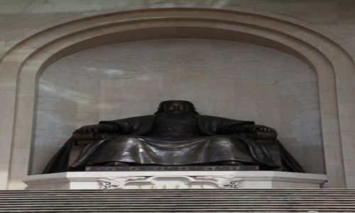 Zdj�cie MONGOLIA / U�an Bator / Mongolski Parlament / Pomnik D�yngis-chana