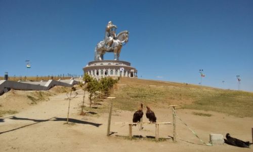 MONGOLIA / - / Obok parku Gorchi-Tereld / Pomnik Dyngis-chana