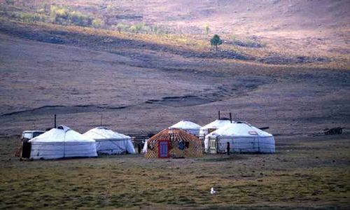 Zdjęcie MONGOLIA / Arkhangai aimag / gdzieś na pn-wsch od jeziora Terkhiin Tsagaan Nuur / jurty