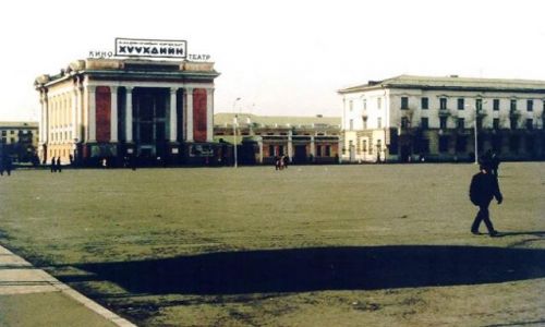 Zdjecie MONGOLIA / brak / UŁAN BATOR / TŁUMY LUDZI NA PLACU W CENTRUM MIASTA