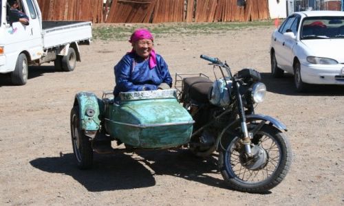 Zdjecie MONGOLIA / Bayan? / brak / Babcia na motorze