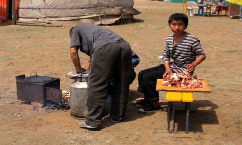 Zdjecie MONGOLIA / Ulan Bator / stepy - 30km od stolicy / kuchnia od zaplecza