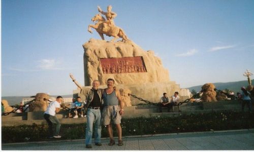 Zdjęcie MONGOLIA / Stolica / Plac czerwony / Bolek ,Ja i Dżingis han