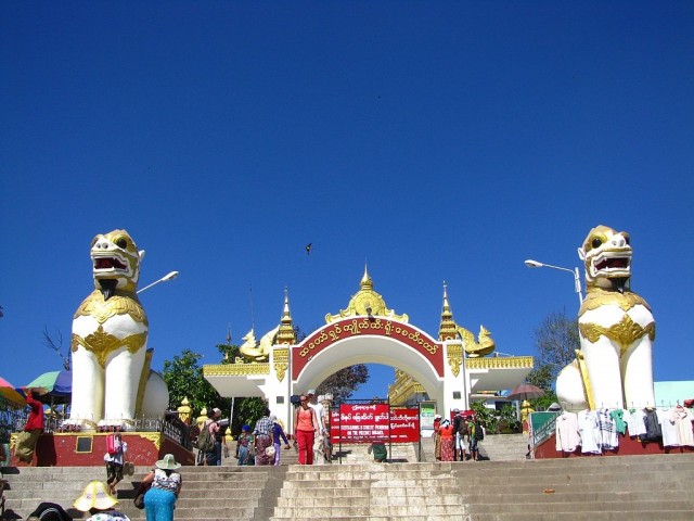 Zdj cia: Kyaiktiyo, okolice Bago, wejcie do sanktuarium, MYANMAR