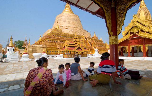 Zdjęcia: YANGUN , Rodzinna moditwa, MYANMAR Zdjęcia: YANGUN , Rodzinna moditwa, MYANMAR