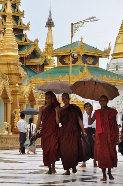 Zdjęcia: Yangon (Rangun), Mlodzi mnisi w Shwedagon Paya, MYANMAR Zdjęcia: Yangon (Rangun), Mlodzi mnisi w Shwedagon Paya, MYANMAR