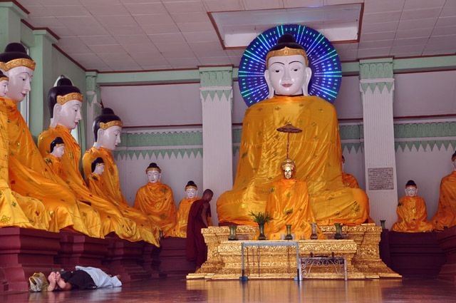Zdjęcia: Yangon (Rangun), Budda z niebieska aureolka i spiacy wierny .., MYANMAR Zdjęcia: Yangon (Rangun), Budda z niebieska aureolka i spiacy wierny .., MYANMAR