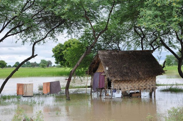 Zdjęcia: między Yangonem a Bago, Takie domki to niestety codzienność.., MYANMAR Zdjęcia: między Yangonem a Bago, Takie domki to niestety codzienność.., MYANMAR