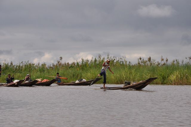Zdjęcia: Inle Lake, Rybacy wioslujacy nogami na Inle Lake , MYANMAR Zdjęcia: Inle Lake, Rybacy wioslujacy nogami na Inle Lake , MYANMAR