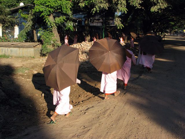 Zdjęcia: Mandalay, Kobiety-mniszki ukryte za parasolami, MYANMAR Zdjęcia: Mandalay, Kobiety-mniszki ukryte za parasolami, MYANMAR