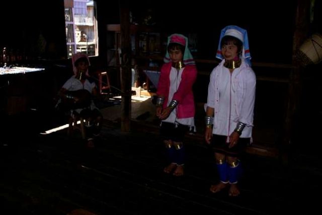 Zdjęcia: Nyaung Shwe, Jezioro Inle, Kobieta-żyrafa, MYANMAR Zdjęcia: Nyaung Shwe, Jezioro Inle, Kobieta-żyrafa, MYANMAR