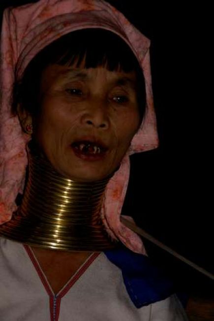 Zdjęcia: Nyaung Shwe, Jezioro Inle, Mama-żyrafa, MYANMAR Zdjęcia: Nyaung Shwe, Jezioro Inle, Mama-żyrafa, MYANMAR