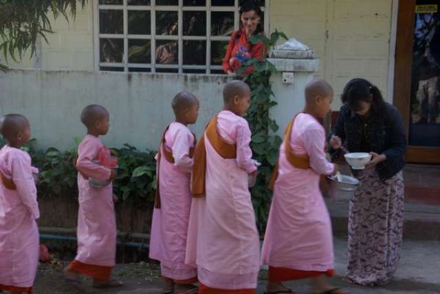 Zdjęcia: Nyaung Shwe, Heho, Śniadanie - co dobrzy sąsiedzi dadzą, MYANMAR Zdjęcia: Nyaung Shwe, Heho, Śniadanie - co dobrzy sąsiedzi dadzą, MYANMAR