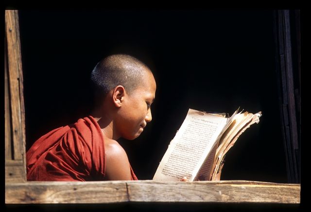 Zdjęcia: Nowicjusz studiuje ksiegi, Bagan, Birma 7, MYANMAR Zdjęcia: Nowicjusz studiuje ksiegi, Bagan, Birma 7, MYANMAR