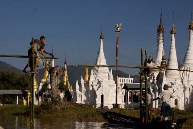Zdjęcia: Jezioro Inle, Heho, Budujemy bambusową estakadę., MYANMAR Zdjęcia: Jezioro Inle, Heho, Budujemy bambusową estakadę., MYANMAR