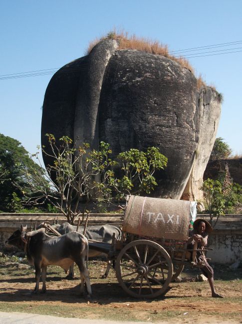 Zdjęcia: Mingun, Mandalay, ... typowy tutaj, wielofunkcyjny pojazd ..., MYANMAR Zdjęcia: Mingun, Mandalay, ... typowy tutaj, wielofunkcyjny pojazd ..., MYANMAR