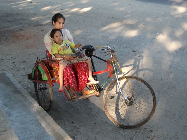 Zdjęcia: Mandalay, Mandalay, ... kierowca zaraz wróci ..., MYANMAR Zdjęcia: Mandalay, Mandalay, ... kierowca zaraz wróci ..., MYANMAR