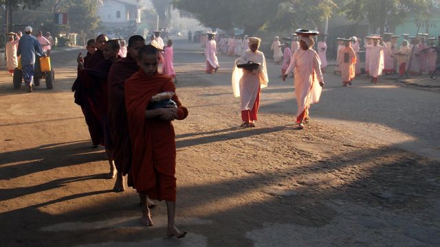 Zdjęcia: Nyaung U, Pagan, ... przed pierwszym posiłkiem ..., MYANMAR Zdjęcia: Nyaung U, Pagan, ... przed pierwszym posiłkiem ..., MYANMAR