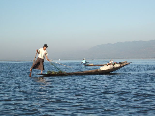 Zdjęcia: Inle Lake, Okolice jeziora Inle, ... nogą ..., MYANMAR Zdjęcia: Inle Lake, Okolice jeziora Inle, ... nogą ..., MYANMAR