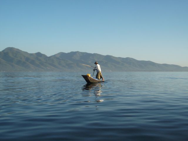 Zdjęcia: Inle Lake, Okolice jeziora Inle, ... zwrot przez dziób ..., MYANMAR Zdjęcia: Inle Lake, Okolice jeziora Inle, ... zwrot przez dziób ..., MYANMAR