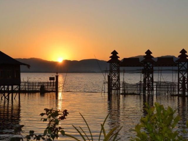 Zdjęcia: Jezioro Inle, Zachód Słońca nad Jeziorem Inle, MYANMAR Zdjęcia: Jezioro Inle, Zachód Słońca nad Jeziorem Inle, MYANMAR