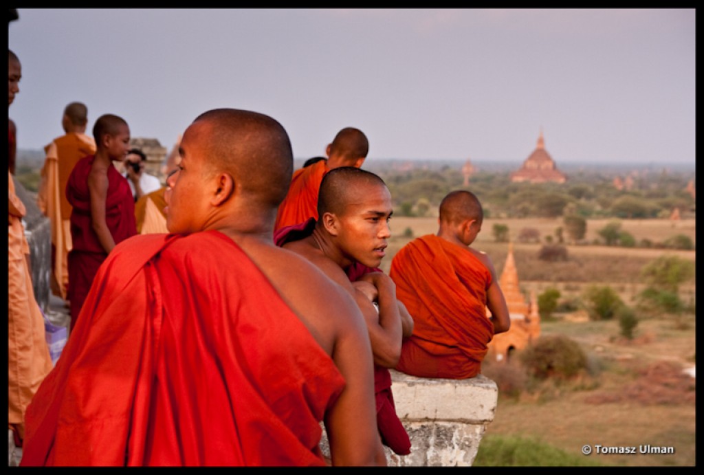 Zdjęcia: Bagan, Mandalay, mnisi oglądają zachód słońca, MYANMAR Zdjęcia: Bagan, Mandalay, mnisi oglądają zachód słońca, MYANMAR