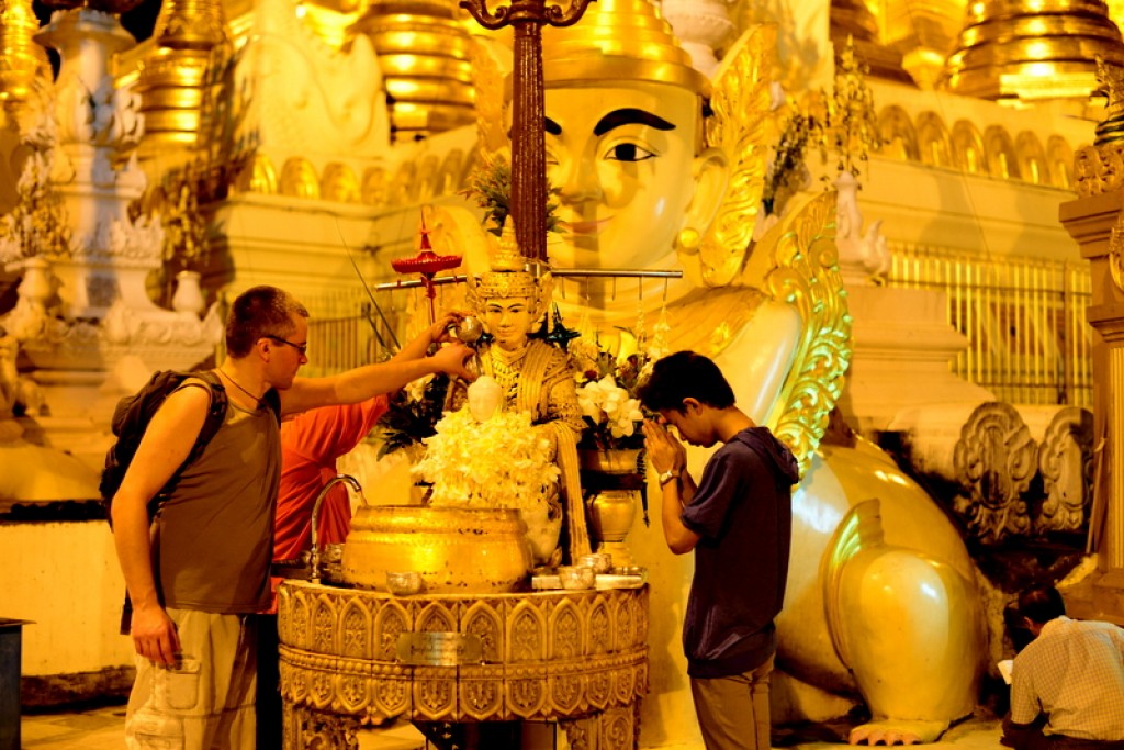 Zdjęcia: Shwedagon Pagoda, Rangun, Polewanie wodą Buddy, MYANMAR Zdjęcia: Shwedagon Pagoda, Rangun, Polewanie wodą Buddy, MYANMAR
