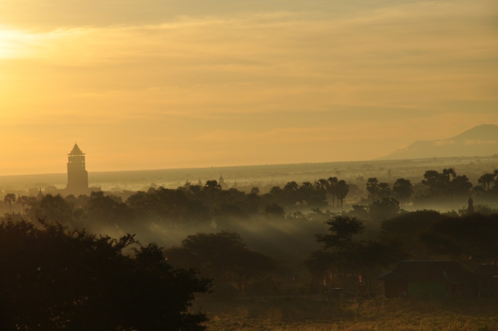 Zdjęcia: Bagan, Bagan o wschodzie słońca, MYANMAR Zdjęcia: Bagan, Bagan o wschodzie słońca, MYANMAR