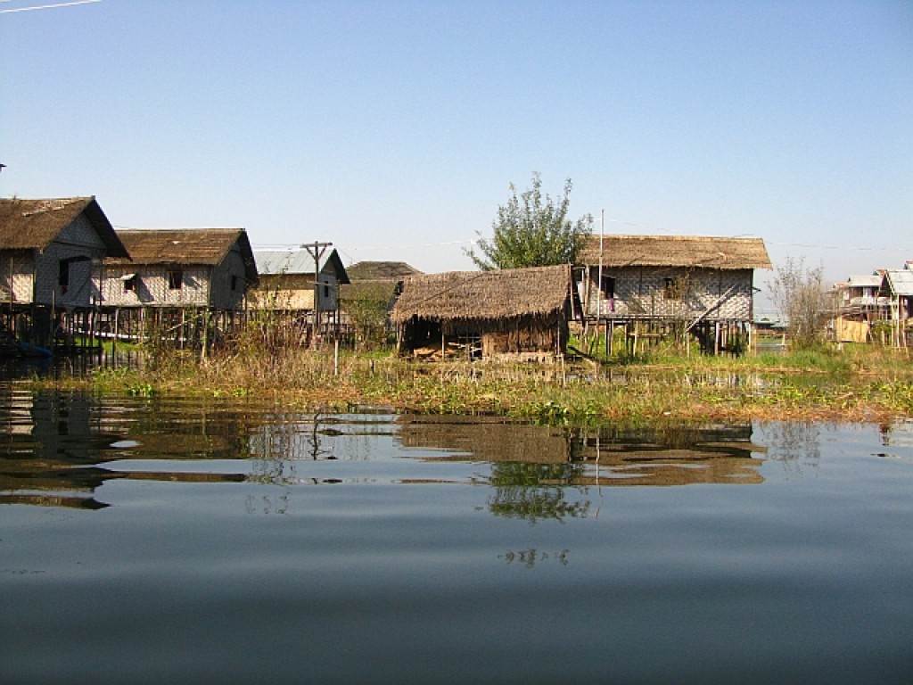 Zdjęcia: jezioro Inle, stan Shan, domy mieszkalne w wiosce Nom Pan, MYANMAR Zdjęcia: jezioro Inle, stan Shan, domy mieszkalne w wiosce Nom Pan, MYANMAR
