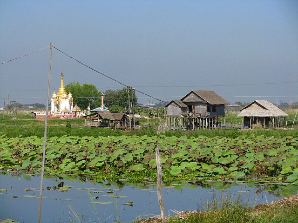 Zdjęcia: jezioro Inle, stan Shan, wioska nad jeziorem, MYANMAR Zdjęcia: jezioro Inle, stan Shan, wioska nad jeziorem, MYANMAR