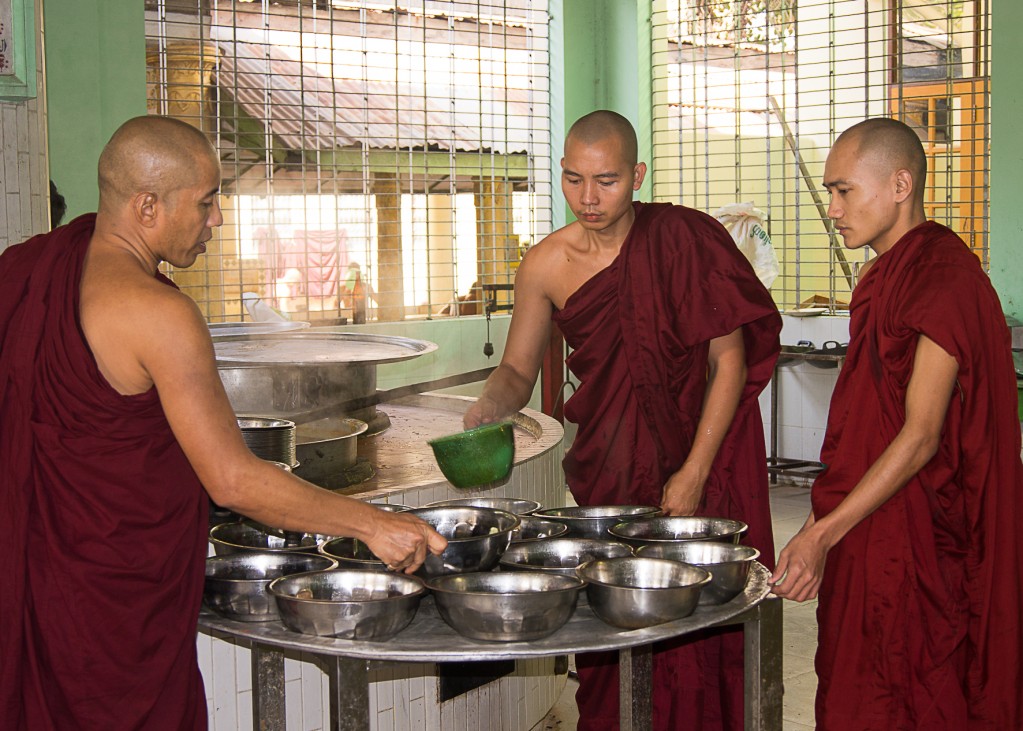 Zdjęcia: Bago, Bago, Klasztor buddyjski od kuchni, MYANMAR Zdjęcia: Bago, Bago, Klasztor buddyjski od kuchni, MYANMAR