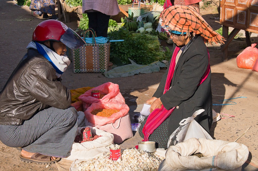 Zdjęcia: Kalaw, okolice jeziora Inle, Handel w strojach regionalnych, MYANMAR Zdjęcia: Kalaw, okolice jeziora Inle, Handel w strojach regionalnych, MYANMAR