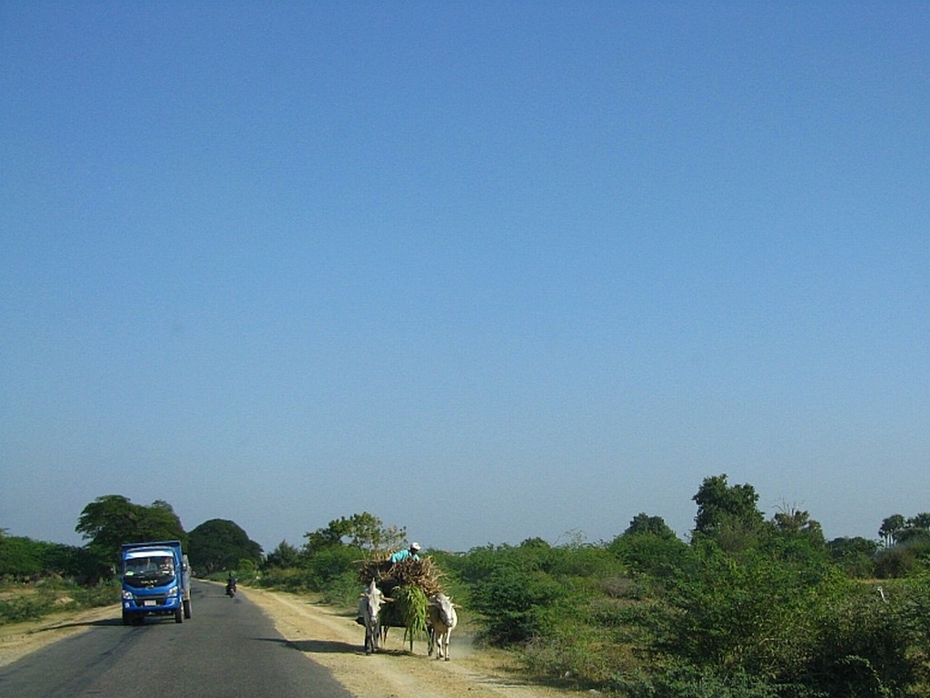 Zdjęcia: ., trasa Bagan - Thazi, gdzieś na drodze, MYANMAR Zdjęcia: ., trasa Bagan - Thazi, gdzieś na drodze, MYANMAR