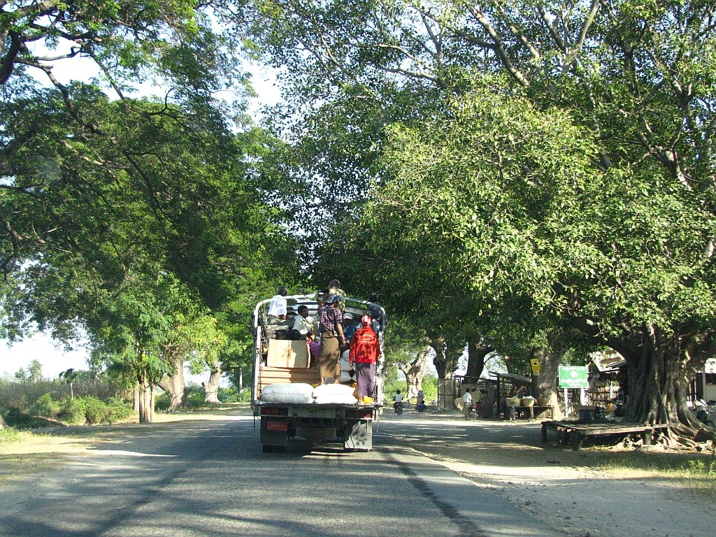 Zdjęcia: ., trasa Bagan - Thazi, gdzieś na drodze, MYANMAR Zdjęcia: ., trasa Bagan - Thazi, gdzieś na drodze, MYANMAR