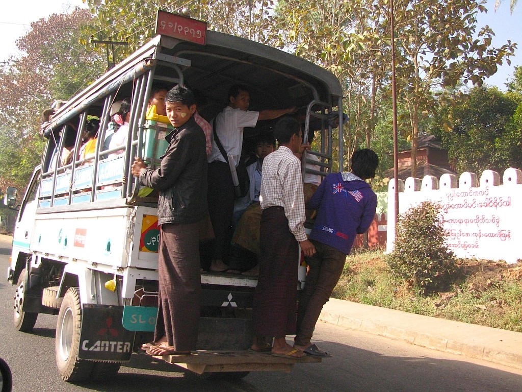 Zdjęcia: gdzieś na drodze, Yangon, Transport publiczny, MYANMAR Zdjęcia: gdzieś na drodze, Yangon, Transport publiczny, MYANMAR