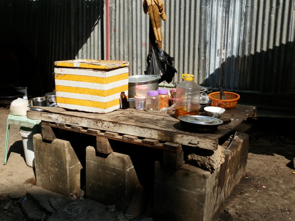 Zdjęcia: Stolica, -Stolica, Na chodniku, MYANMAR Zdjęcia: Stolica, -Stolica, Na chodniku, MYANMAR