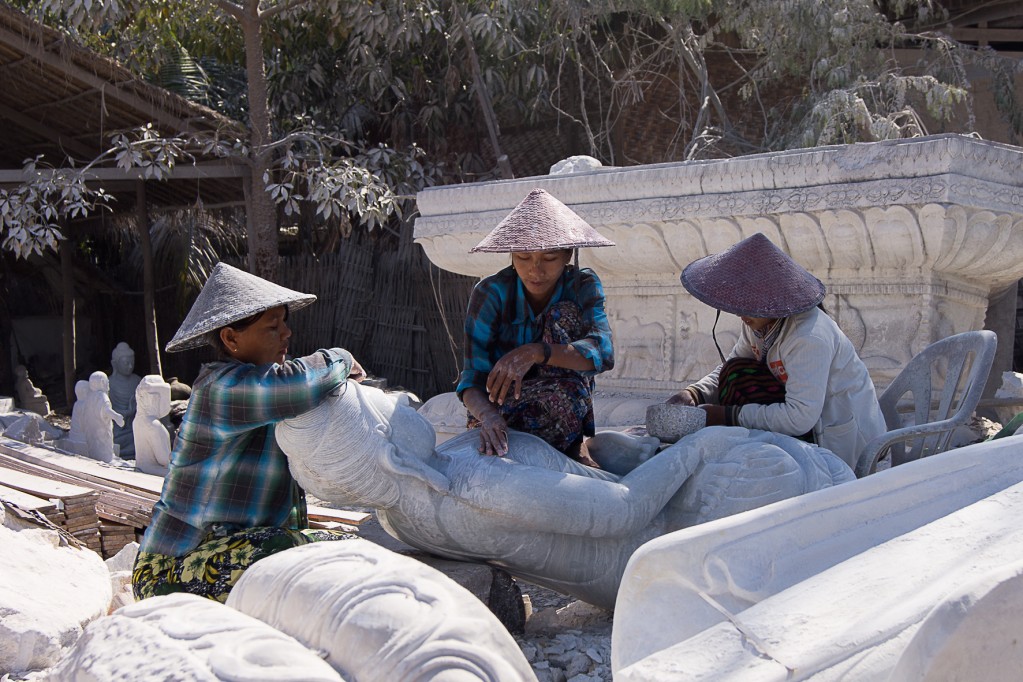 Zdjęcia: woska po drodze, Monywa District, Szlifowanie posągu Buddy, MYANMAR Zdjęcia: woska po drodze, Monywa District, Szlifowanie posągu Buddy, MYANMAR