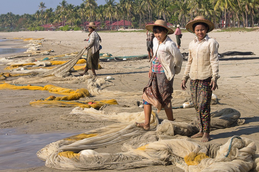 Zdjęcia: Ngwe Saung Beach, Ngwe Saung Beach, Suszenie sieci - kobieca robota, MYANMAR Zdjęcia: Ngwe Saung Beach, Ngwe Saung Beach, Suszenie sieci - kobieca robota, MYANMAR