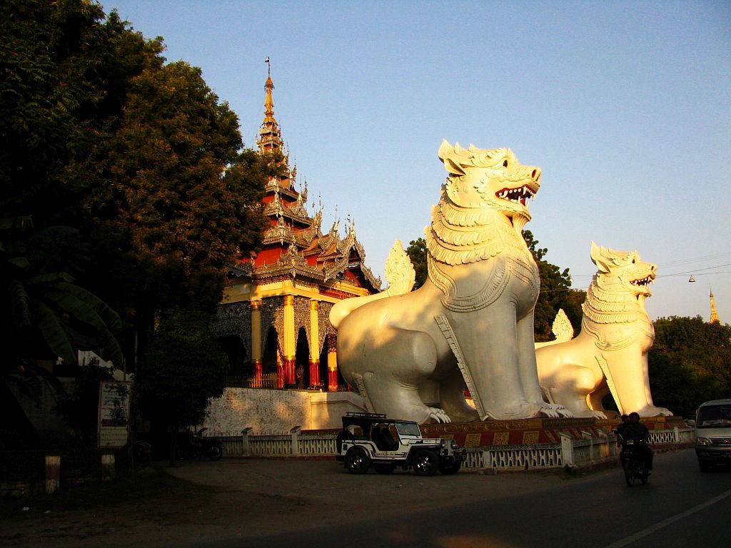 Zdjęcia: Mandalay Hill, Mandalay, brama wejściowa na wzgórze, MYANMAR Zdjęcia: Mandalay Hill, Mandalay, brama wejściowa na wzgórze, MYANMAR