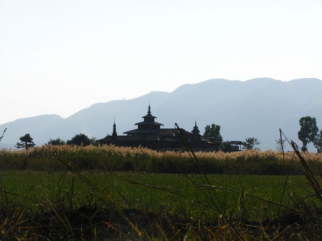 Zdjęcia: jezioro Inle, stan Shan, wiejski klasztor, MYANMAR Zdjęcia: jezioro Inle, stan Shan, wiejski klasztor, MYANMAR