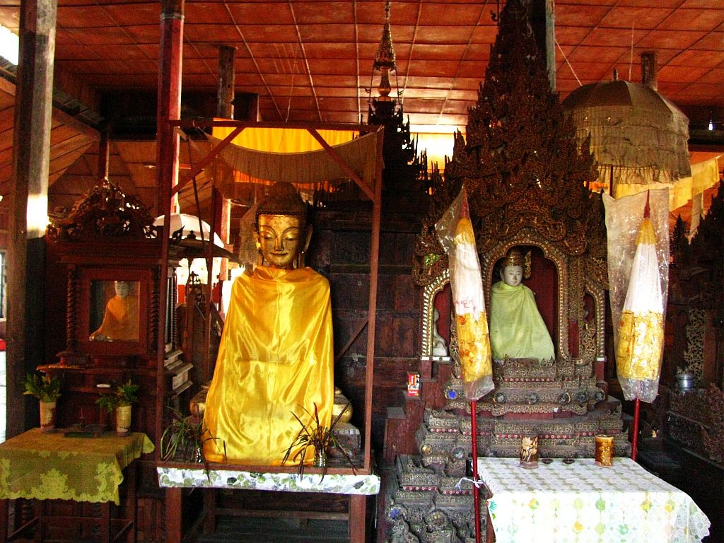 Zdjęcia: jezioro Inle, stan Shan, wiejski klasztor - wnętrze, MYANMAR Zdjęcia: jezioro Inle, stan Shan, wiejski klasztor - wnętrze, MYANMAR